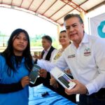 Entrega Paco Chacón apoyos de Conecta Chiapas a estudiantes de Chalchihuitán